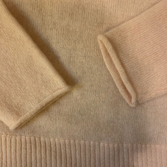 Light Pink Round Neck Cashmere Sweater - Picture 3 of 4